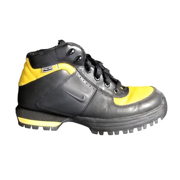 Nike ACG Boots - Picture 1 of 9